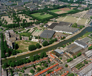 842592 Luchtfoto van het noordelijke deel van het bedrijventerrein Kanaleneiland te Utrecht, uit het oosten. In het ...